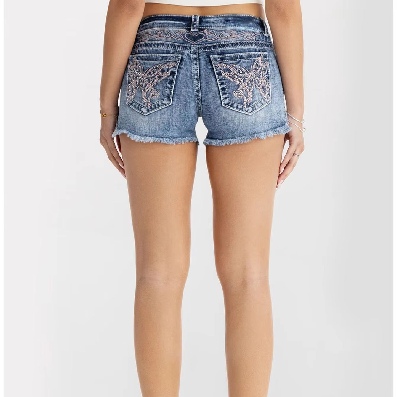 Shorts Denim Frayed - 여성 의류 나비 모양의 라인스톤 데님